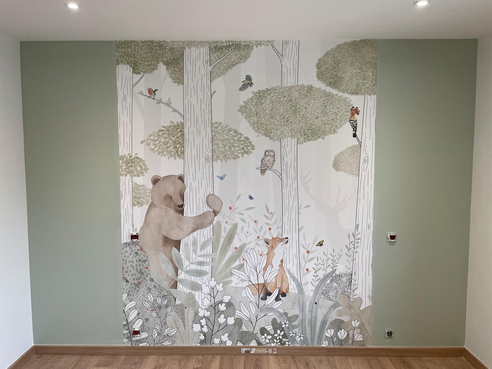 Chambre d’enfant avec papier peint panoramique sur le thème de la forêt et murs vert sauge