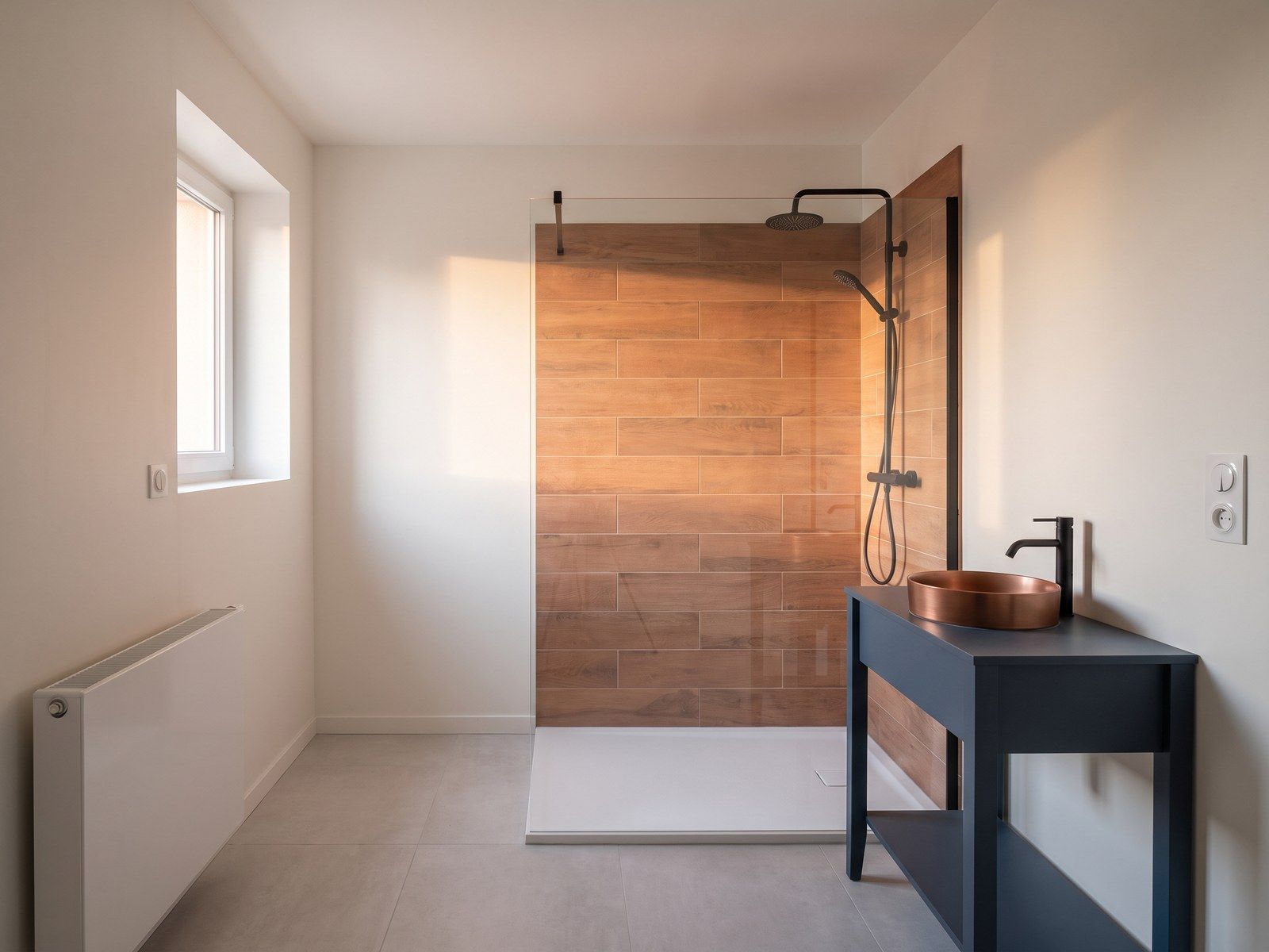 Image d’illustration — salle de bain avec douche à l’italienne et faïence aspect bois