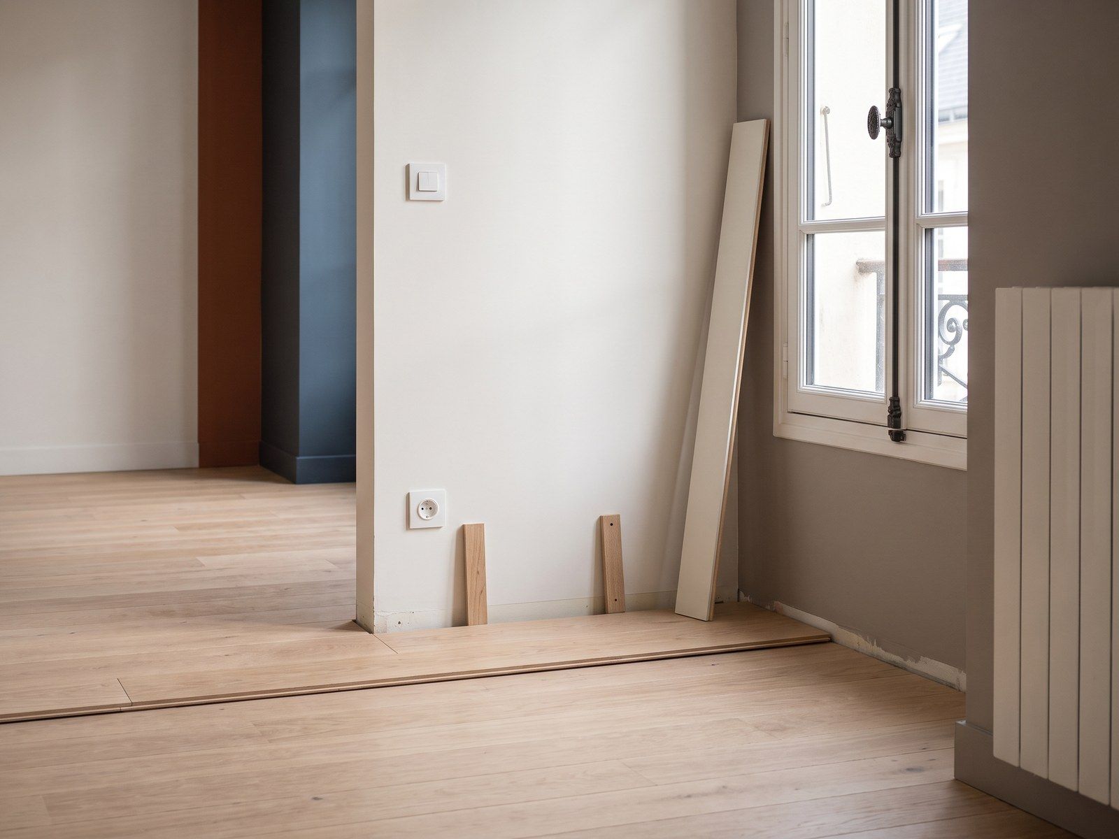 Image d’illustration — parquet en chêne clair en cours de pose dans une pièce vide