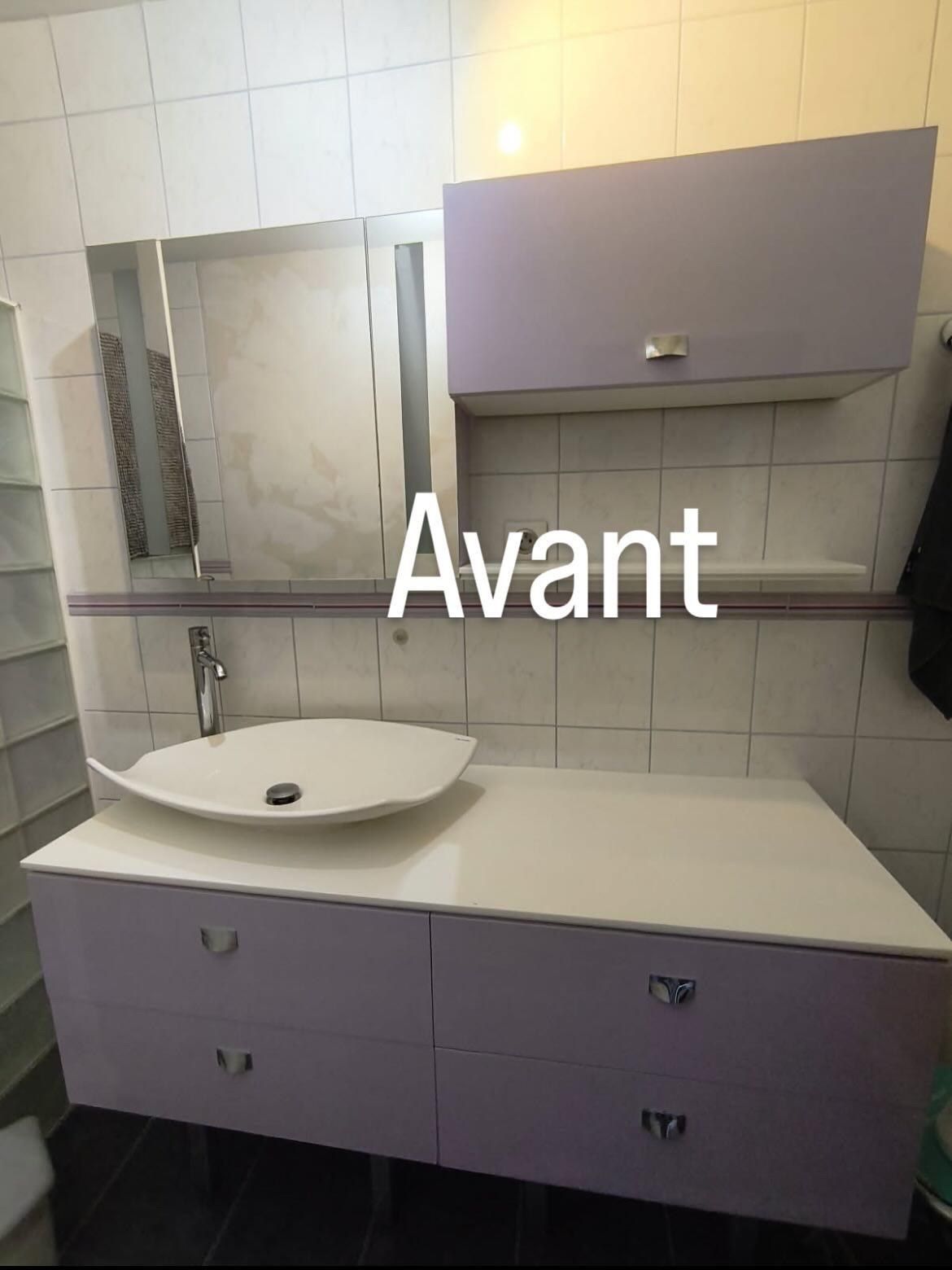 Avant travaux : meuble de salle de bain mauve surmonté d’une armoire de toilette et d’une vasque posée