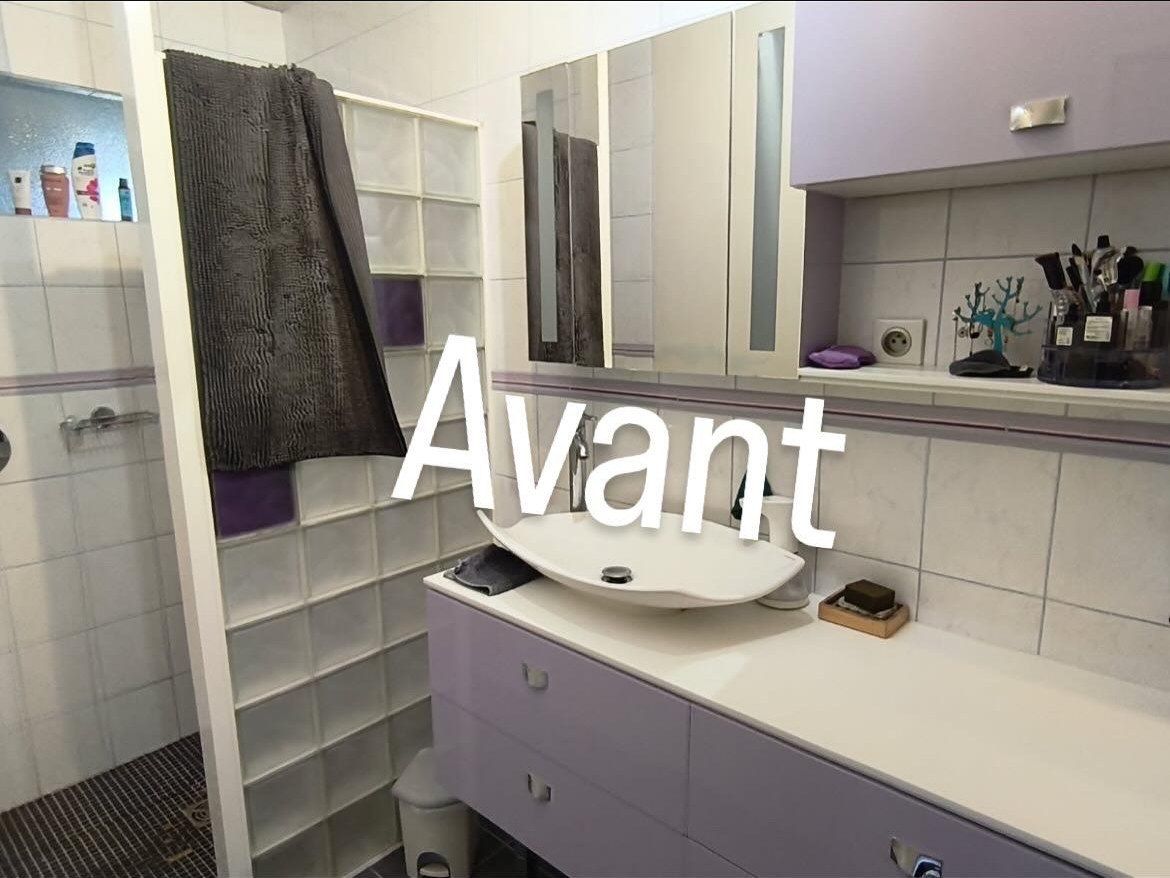 Avant travaux : salle de bain avec un meuble mauve, une vasque posée et de la faïence blanche