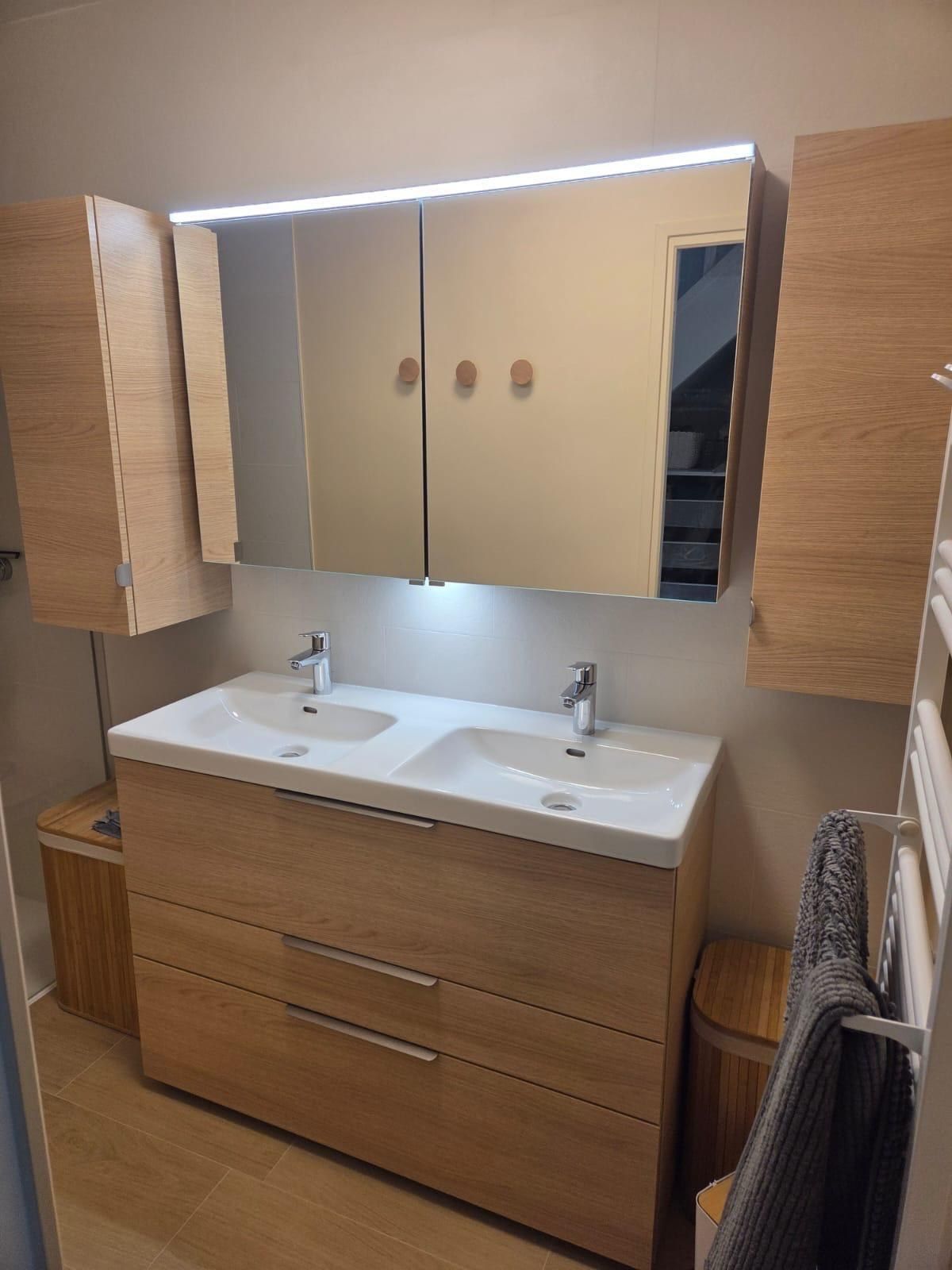 Meuble double vasque en bois avec armoire de toilette et miroir lumineux